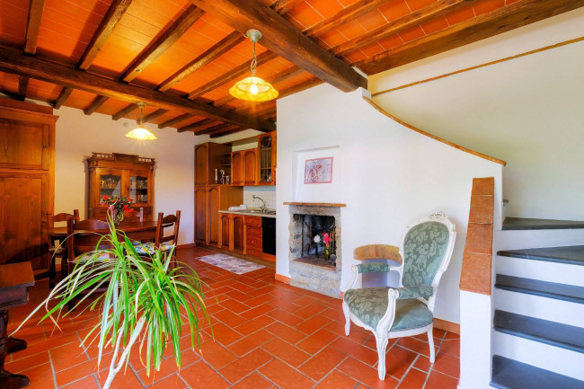 Casale in stile Toscano con parco piscina e dependance in zona panoramica in vendita a Reggello
