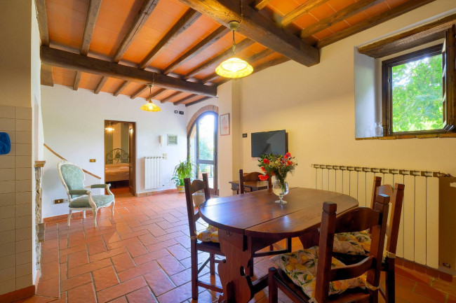 Casale in stile Toscano con parco piscina e dependance in zona panoramica in vendita a Reggello