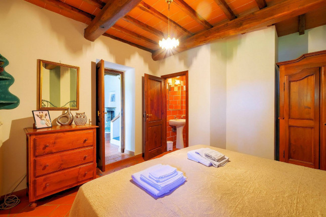 Casale in stile Toscano con parco piscina e dependance in zona panoramica in vendita a Reggello