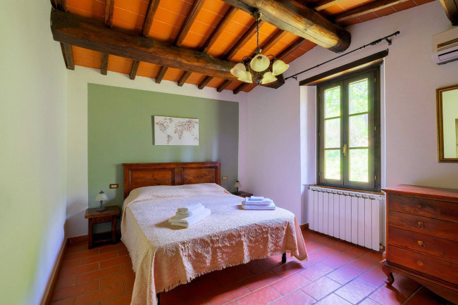 Casale in stile Toscano con parco piscina e dependance in zona panoramica in vendita a Reggello