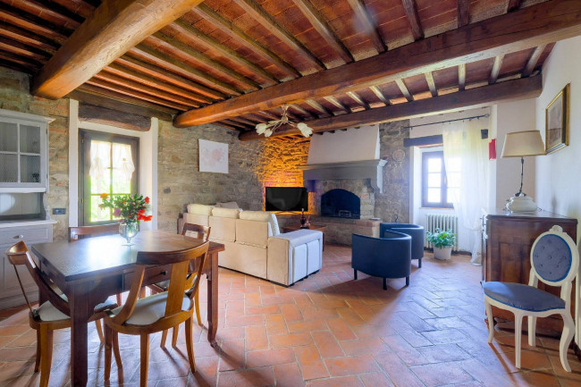 Casale in stile Toscano con parco piscina e dependance in zona panoramica in vendita a Reggello