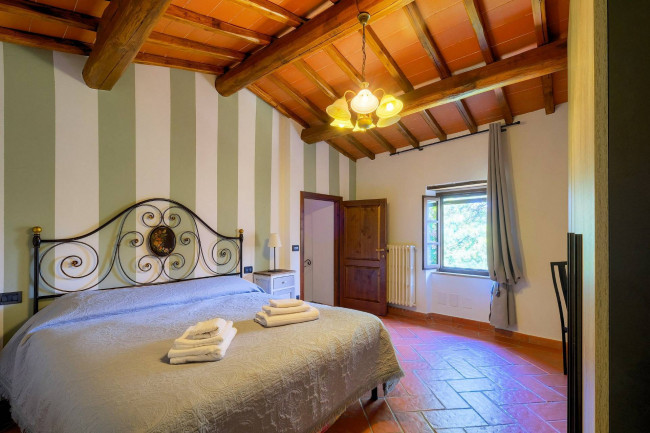 Casale in stile Toscano con parco piscina e dependance in zona panoramica in vendita a Reggello
