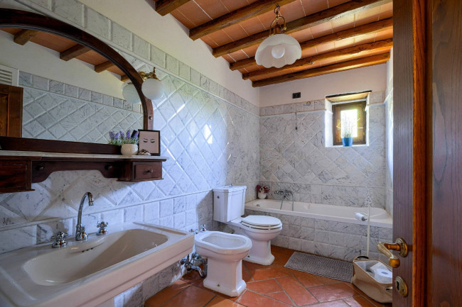 Casale in stile Toscano con parco piscina e dependance in zona panoramica in vendita a Reggello
