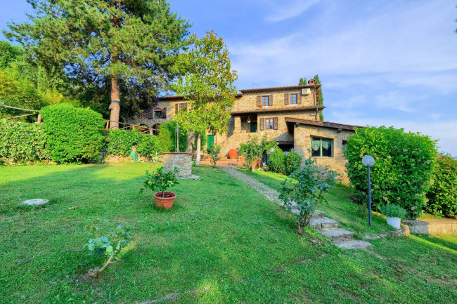 Casale in stile Toscano con parco piscina e dependance in zona panoramica in vendita a Reggello