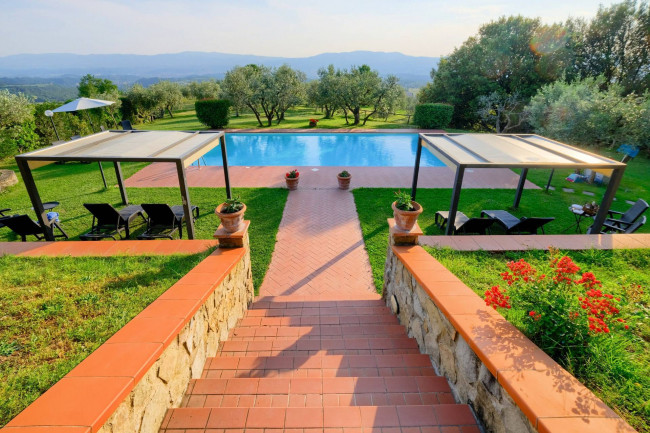 Casale in stile Toscano con parco piscina e dependance in zona panoramica in vendita a Reggello