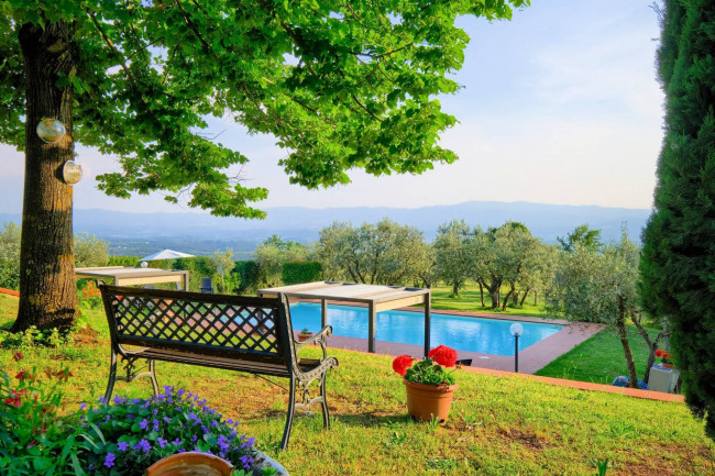 Casale in stile Toscano con parco piscina e dependance in zona panoramica in vendita a Reggello