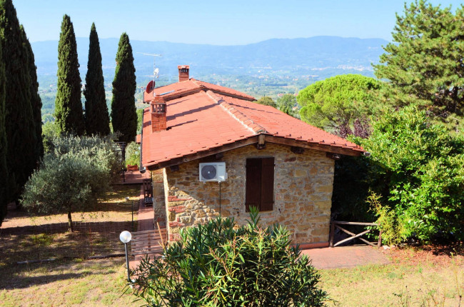 Casale in stile Toscano con parco piscina e dependance in zona panoramica in vendita a Reggello