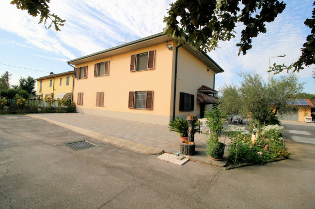 Villetta bifamiliare con due appartamenti e ampio terreno in vendita a Altopascio