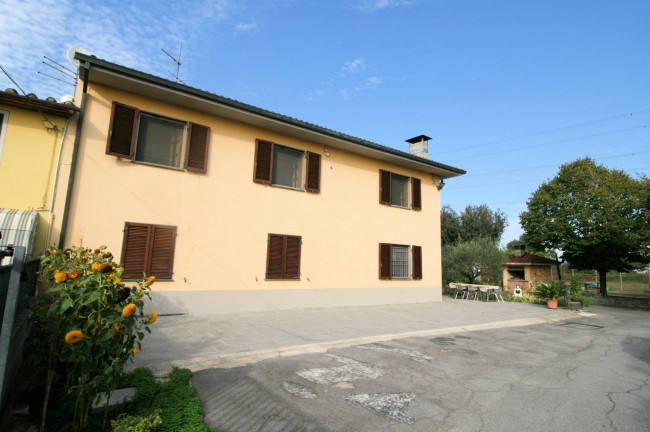 Villetta bifamiliare con due appartamenti e ampio terreno in vendita a Altopascio