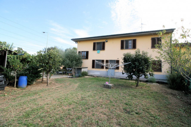 Villetta bifamiliare con due appartamenti e ampio terreno in vendita a Altopascio