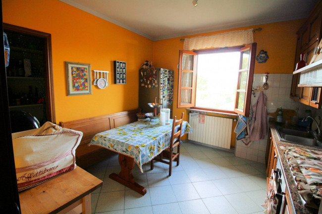 Villetta bifamiliare con due appartamenti e ampio terreno in vendita a Altopascio