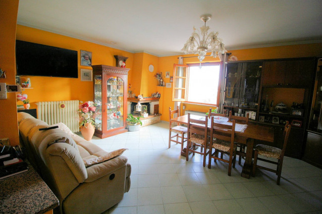Villetta bifamiliare con due appartamenti e ampio terreno in vendita a Altopascio