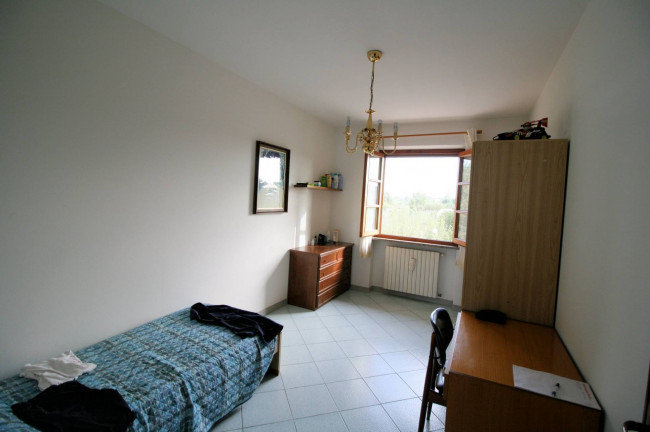 Villetta bifamiliare con due appartamenti e ampio terreno in vendita a Altopascio