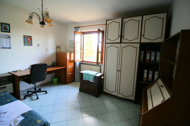 Villetta bifamiliare con due appartamenti e ampio terreno in vendita a Altopascio