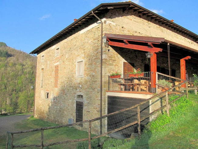 Podere in posizione panoramica con attività agrituristica con ampio terreno in vendita a Pratovecchio Stia