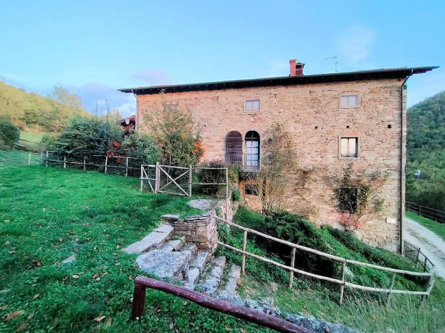 Podere in posizione panoramica con attività agrituristica con ampio terreno in vendita a Pratovecchio Stia