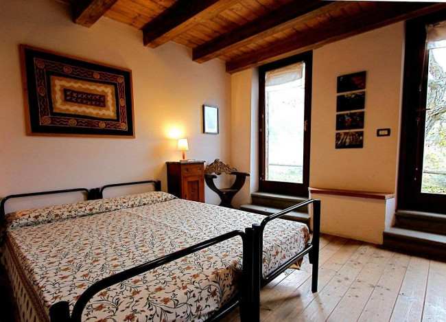 Podere in posizione panoramica con attività agrituristica con ampio terreno in vendita a Pratovecchio Stia