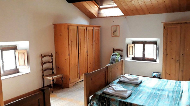 Podere in posizione panoramica con attività agrituristica con ampio terreno in vendita a Pratovecchio Stia