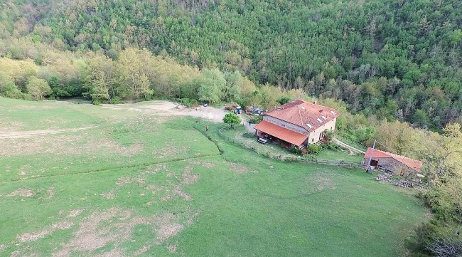 Podere in posizione panoramica con attività agrituristica con ampio terreno in vendita a Pratovecchio Stia