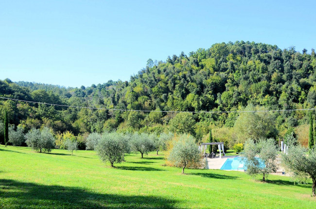 Casale in stile Toscano con parco piscina e dependance in zona panoramica in vendita a Chianni