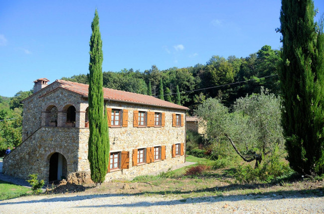 Casale in stile Toscano con parco piscina e dependance in zona panoramica in vendita a Chianni