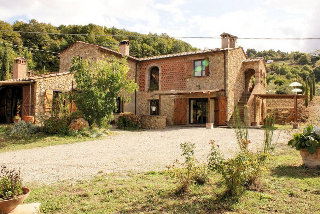 Casale in stile Toscano con parco piscina e dependance in zona panoramica in vendita a Chianni