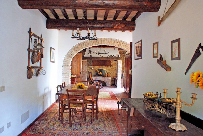 Casale in stile Toscano con parco piscina e dependance in zona panoramica in vendita a Chianni
