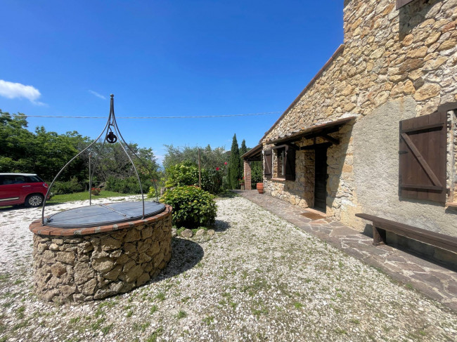 Casale in stile Toscano con parco piscina e dependance in zona panoramica in vendita a Chianni