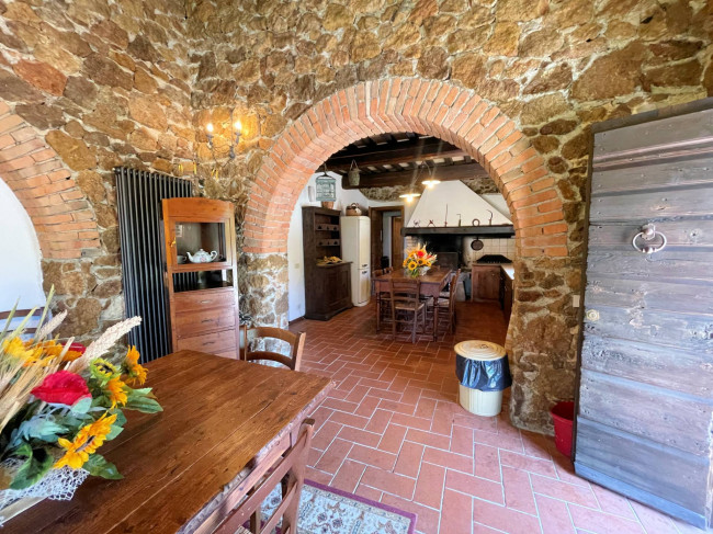 Casale in stile Toscano con parco piscina e dependance in zona panoramica in vendita a Chianni