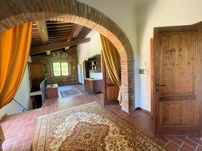 Casale in stile Toscano con parco piscina e dependance in zona panoramica in vendita a Chianni