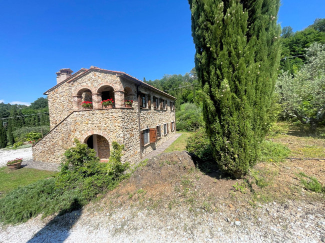 Casale in stile Toscano con parco piscina e dependance in zona panoramica in vendita a Chianni