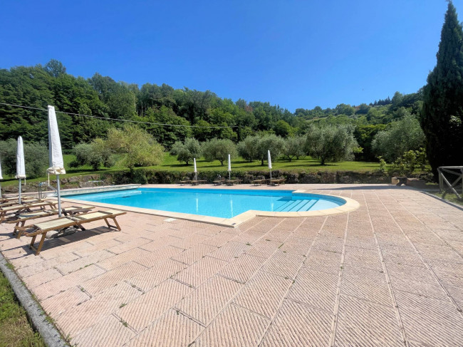 Casale in stile Toscano con parco piscina e dependance in zona panoramica in vendita a Chianni
