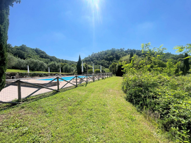 Casale in stile Toscano con parco piscina e dependance in zona panoramica in vendita a Chianni