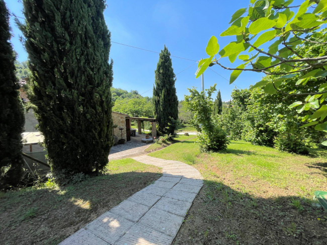 Casale in stile Toscano con parco piscina e dependance in zona panoramica in vendita a Chianni