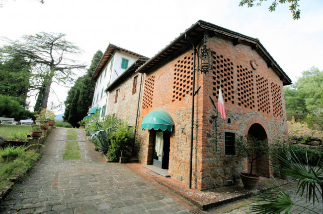 Villa di assoluto pregio con dependance parco e piscina in posizione panoramica in vendita a Uzzano