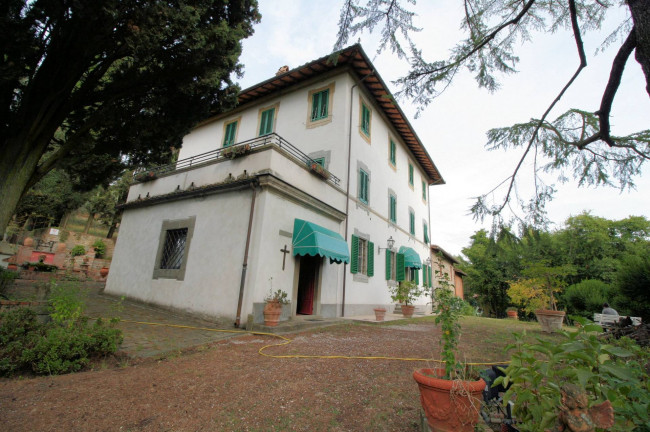 Villa di assoluto pregio con dependance parco e piscina in posizione panoramica in vendita a Uzzano