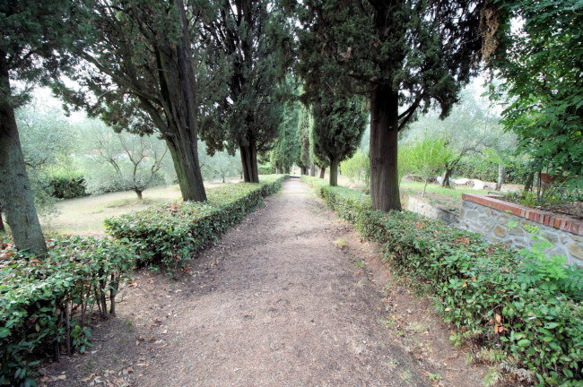 Villa di assoluto pregio con dependance parco e piscina in posizione panoramica in vendita a Uzzano