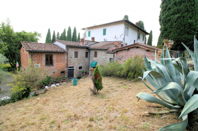 Villa di assoluto pregio con dependance parco e piscina in posizione panoramica in vendita a Uzzano