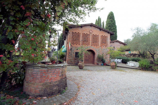 Villa di assoluto pregio con dependance parco e piscina in posizione panoramica in vendita a Uzzano