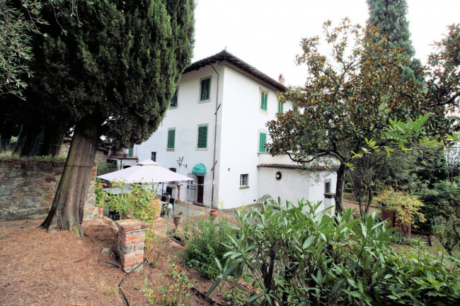 Villa di assoluto pregio con dependance parco e piscina in posizione panoramica in vendita a Uzzano