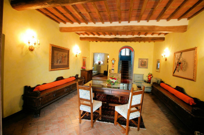 Villa di assoluto pregio con dependance parco e piscina in posizione panoramica in vendita a Uzzano