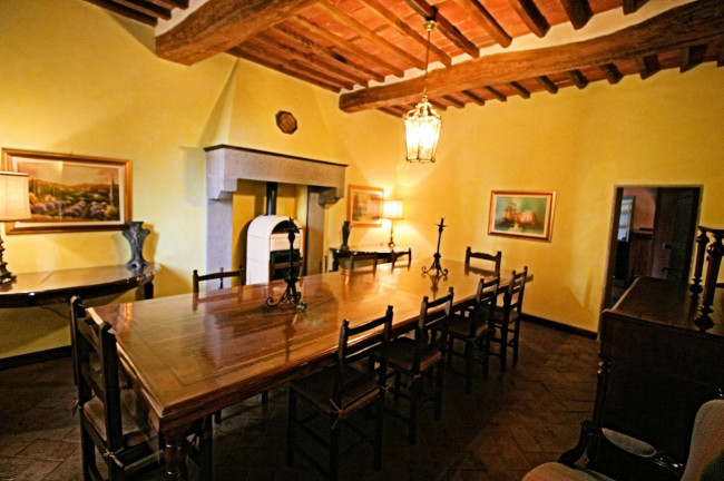 Villa di assoluto pregio con dependance parco e piscina in posizione panoramica in vendita a Uzzano