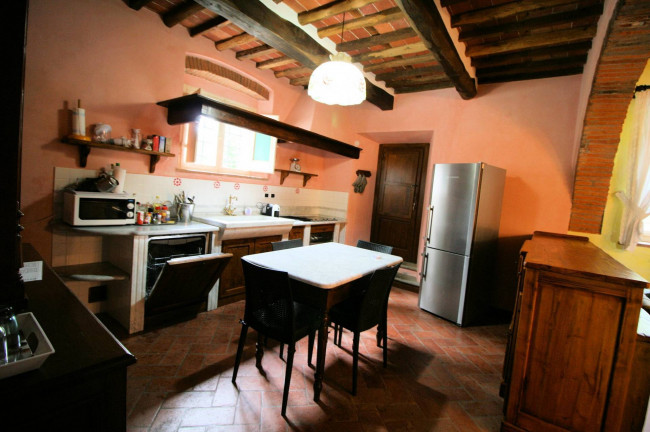 Villa di assoluto pregio con dependance parco e piscina in posizione panoramica in vendita a Uzzano