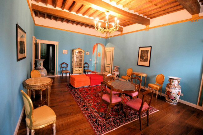 Villa di assoluto pregio con dependance parco e piscina in posizione panoramica in vendita a Uzzano
