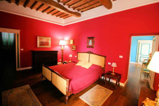 Villa di assoluto pregio con dependance parco e piscina in posizione panoramica in vendita a Uzzano