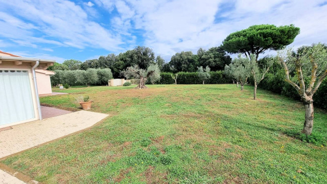 Villa unifamiliare ristrutturata con giardino in vendita a Castagneto Carducci
