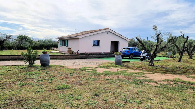 Villa unifamiliare ristrutturata con giardino in vendita a Castagneto Carducci