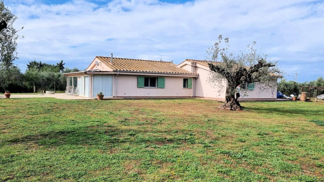 Villa unifamiliare ristrutturata con giardino in vendita a Castagneto Carducci