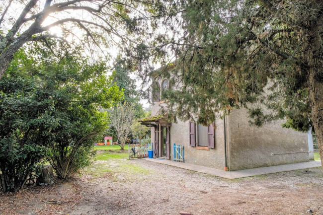 Piccolo casale con giardino in vendita a Volterra
