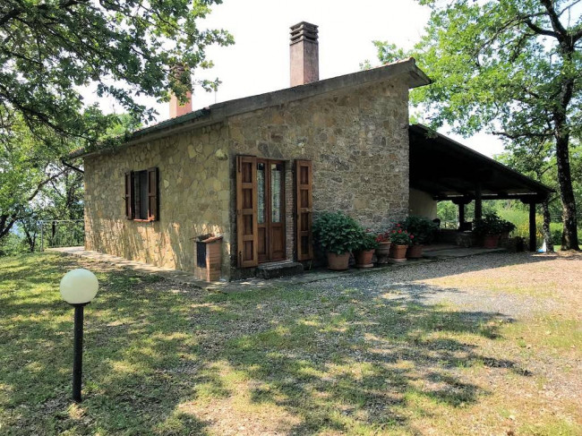 Rustico in stile Toscano con giardino e piscina  in ottima posizione in vendita a Roccastrada